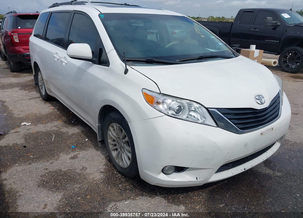2013 TOYOTA SIENNA XLE V6 8 PASSENGER VIN: 5TDYK3DC2DS302511