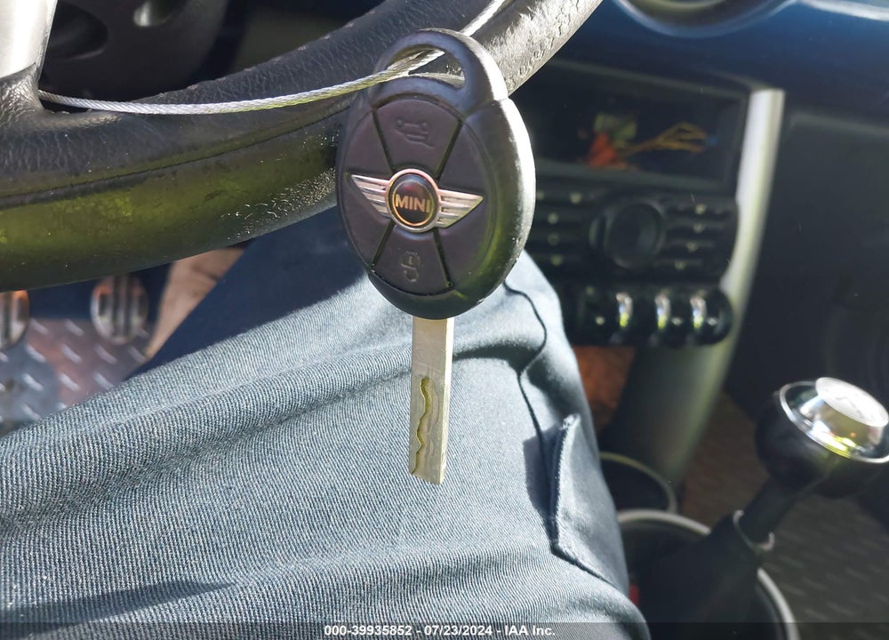 2005 MINI COOPER S VIN: WMWRE33435TD92115