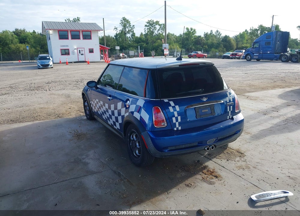 2005 MINI COOPER S VIN: WMWRE33435TD92115