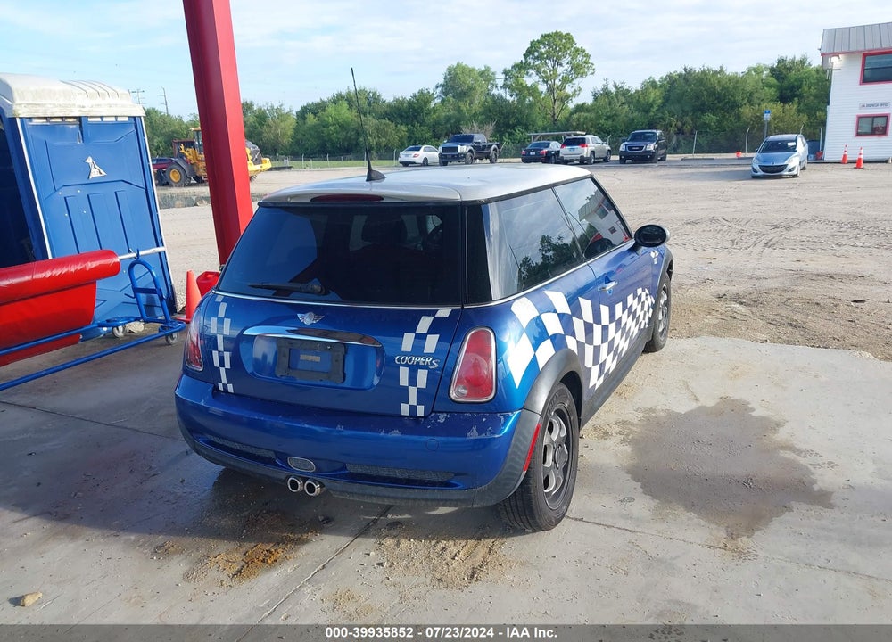 2005 MINI COOPER S VIN: WMWRE33435TD92115