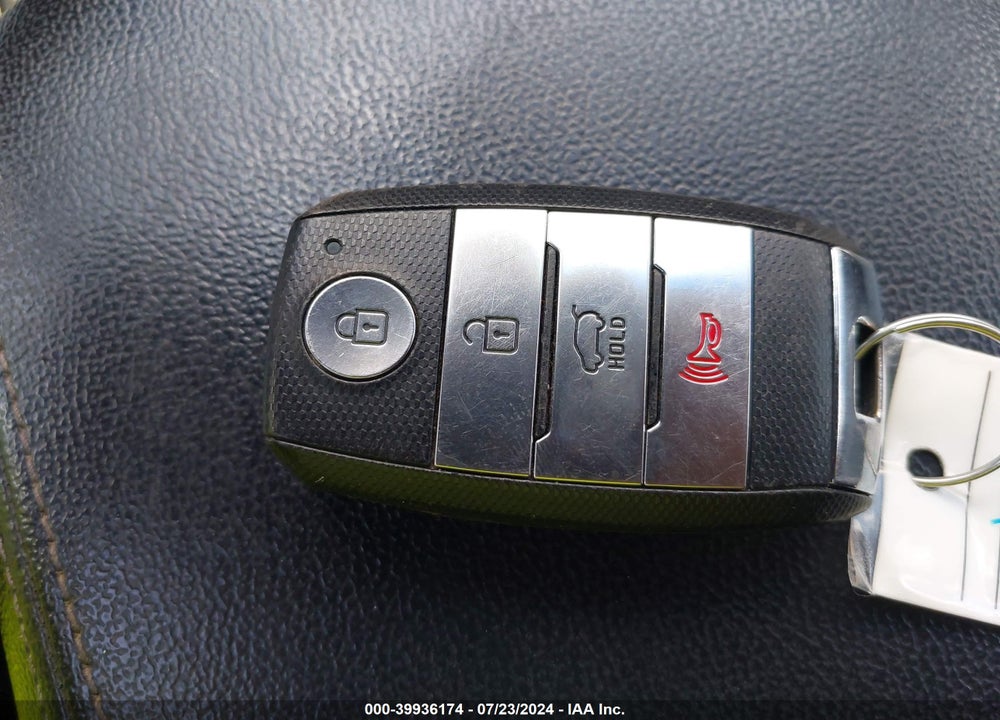 2017 KIA SORENTO 3.3L SX VIN: 5XYPKDA50HG231819