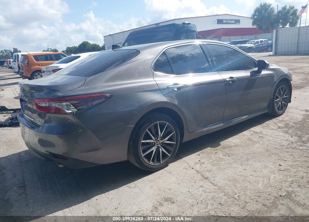 2021 TOYOTA CAMRY XLE VIN: 4T1F11AK2MU575871
