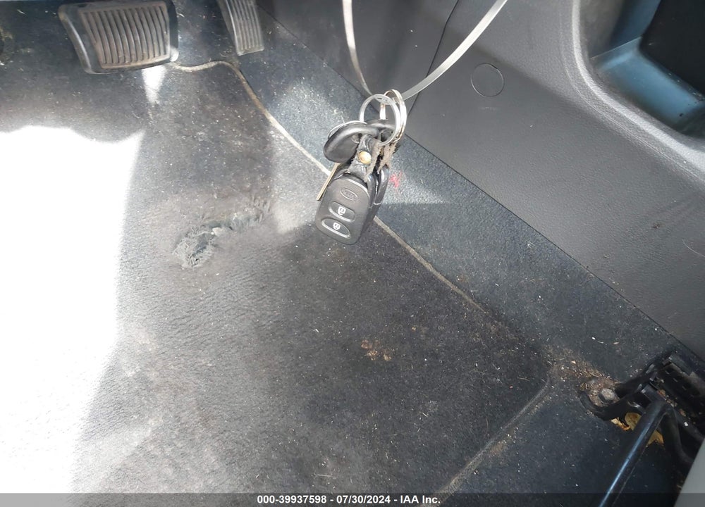 2011 KIA SORENTO LX VIN: 5XYKT3A12BG090791