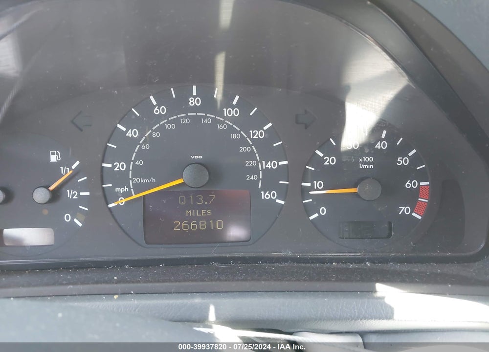 2000 MERCEDES-BENZ CLK 320 VIN: WDBLK65G2YT042355