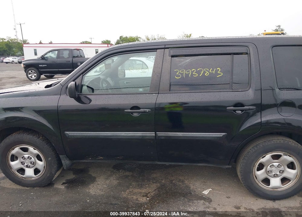 2011 HONDA PILOT LX VIN: 5FNYF4H22BB014419