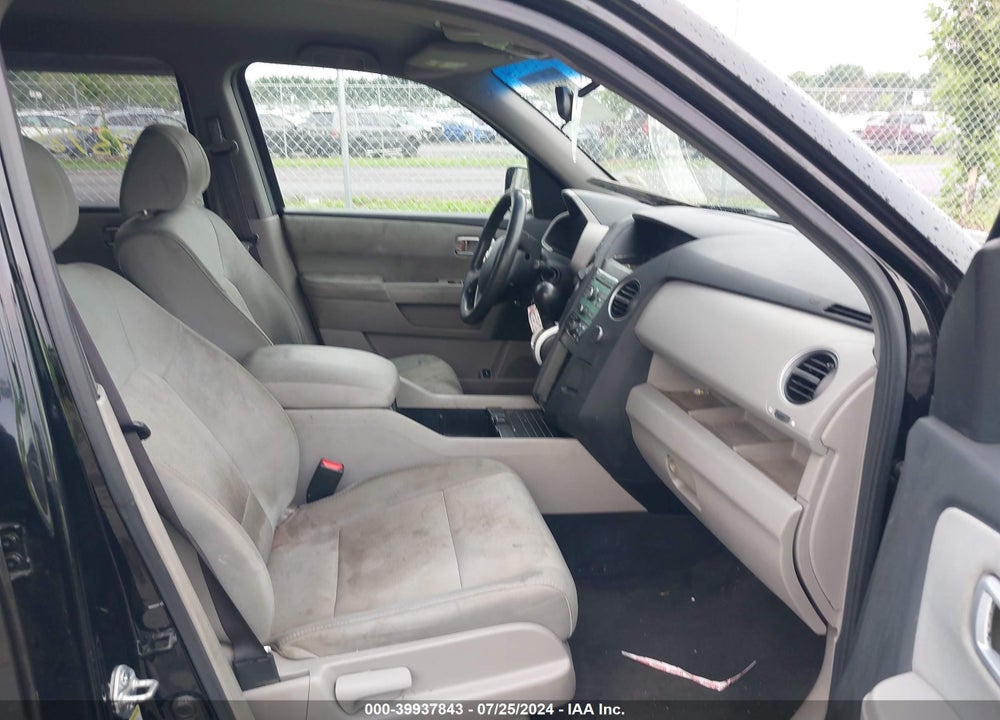 2011 HONDA PILOT LX VIN: 5FNYF4H22BB014419
