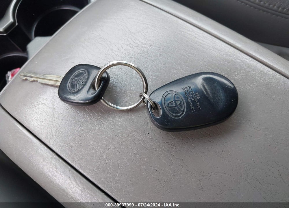 2004 TOYOTA SIENNA XLE VIN: 5TDZA22C14S037634