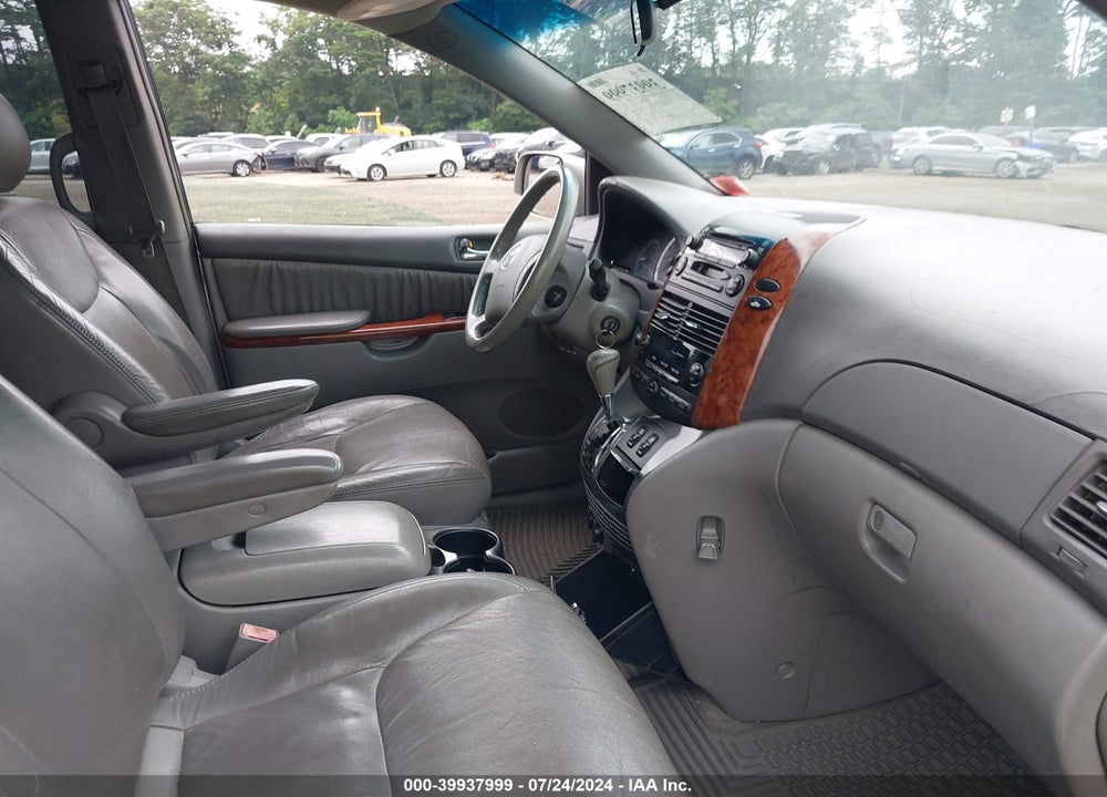 2004 TOYOTA SIENNA XLE VIN: 5TDZA22C14S037634