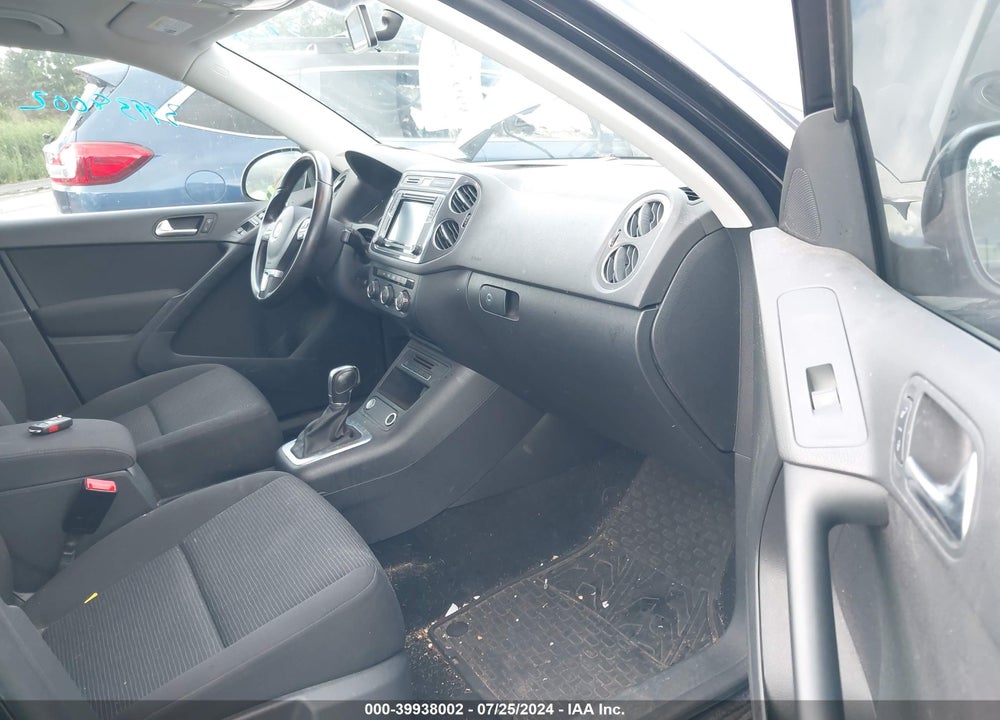 2018 VOLKSWAGEN TIGUAN LIMITED 2.0T VIN: WVGBV7AX6JK004246