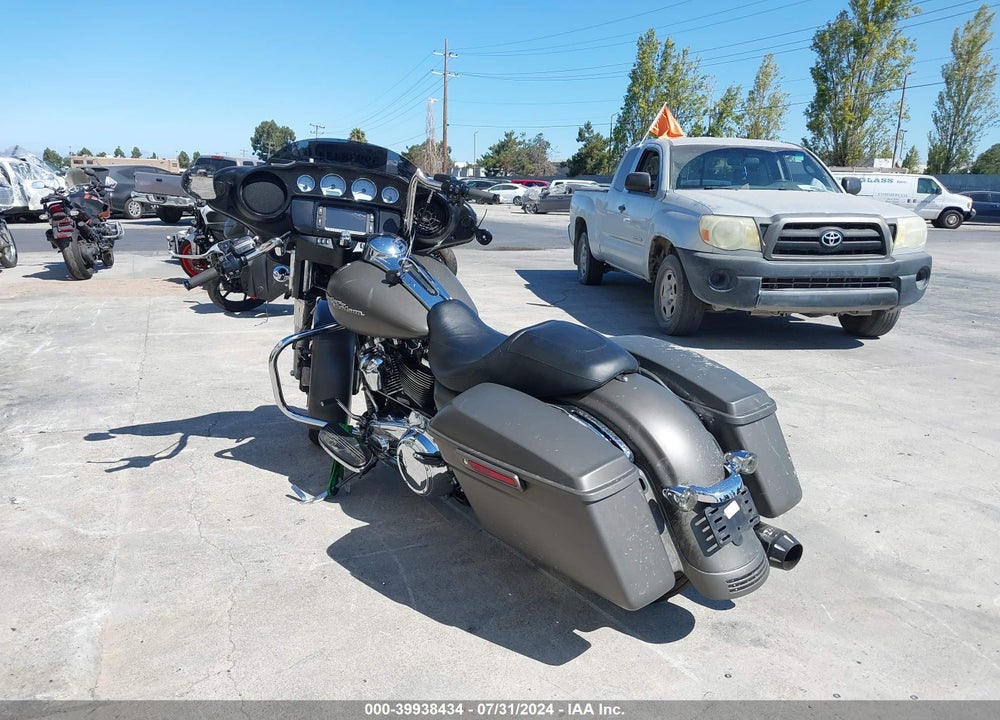 2018 HARLEY-DAVIDSON FLHX STREET GLIDE VIN: 1HD1KBC30JB651844