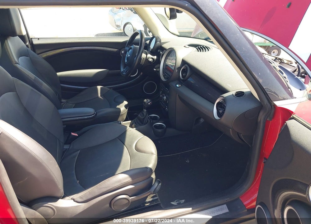 2011 MINI COOPER S VIN: WMWSV3C50BTY11962