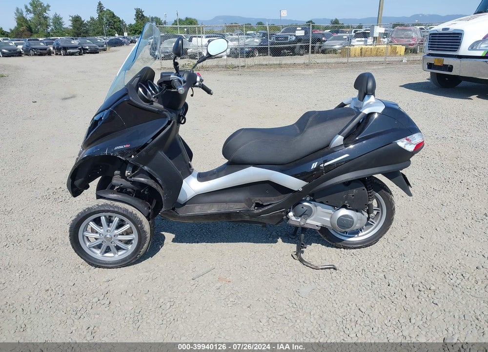 2010 PIAGGIO MP3 250 VIN: ZAPM479M7A5004327