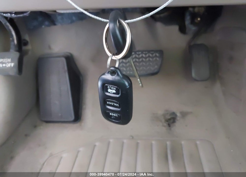 2005 TOYOTA CAMRY XLE V6 VIN: 4T1BF30K35U594850