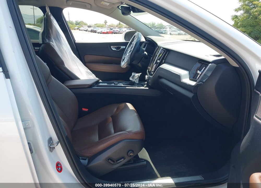 2018 VOLVO XC60 T5 MOMENTUM VIN: LYV102RK0JB101984