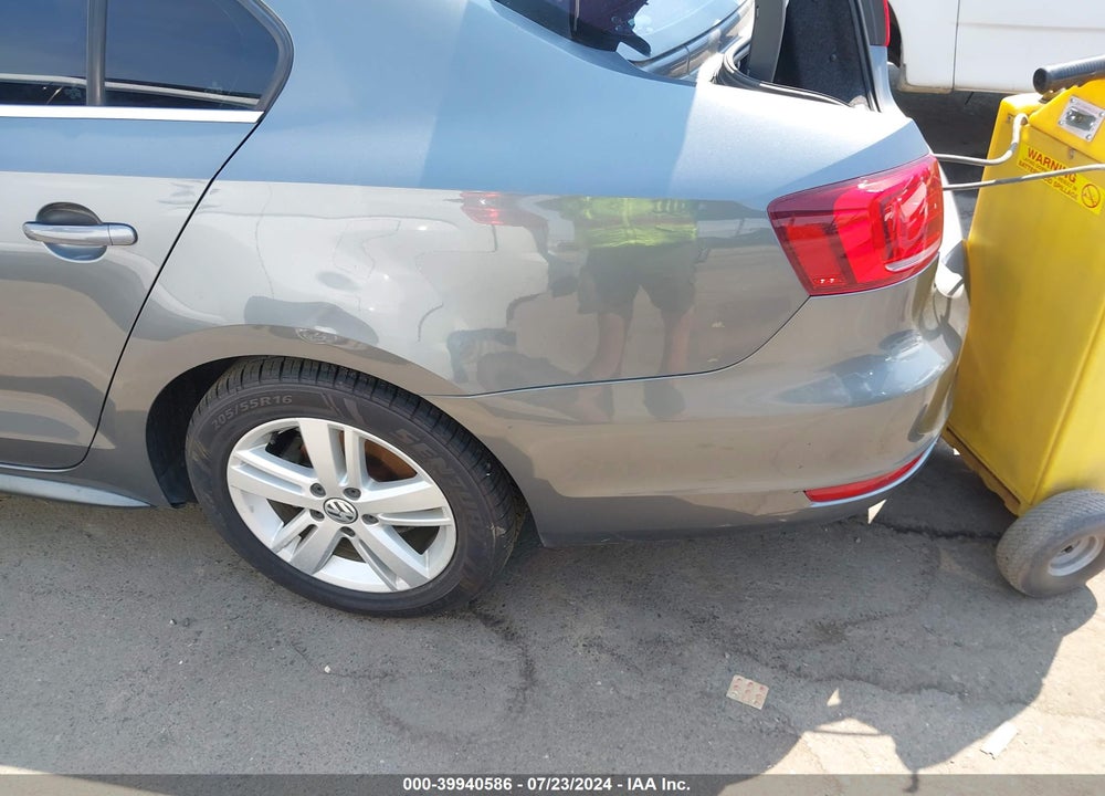 2013 VOLKSWAGEN JETTA HYBRID SEL VIN: 3VW637AJ3DM265559