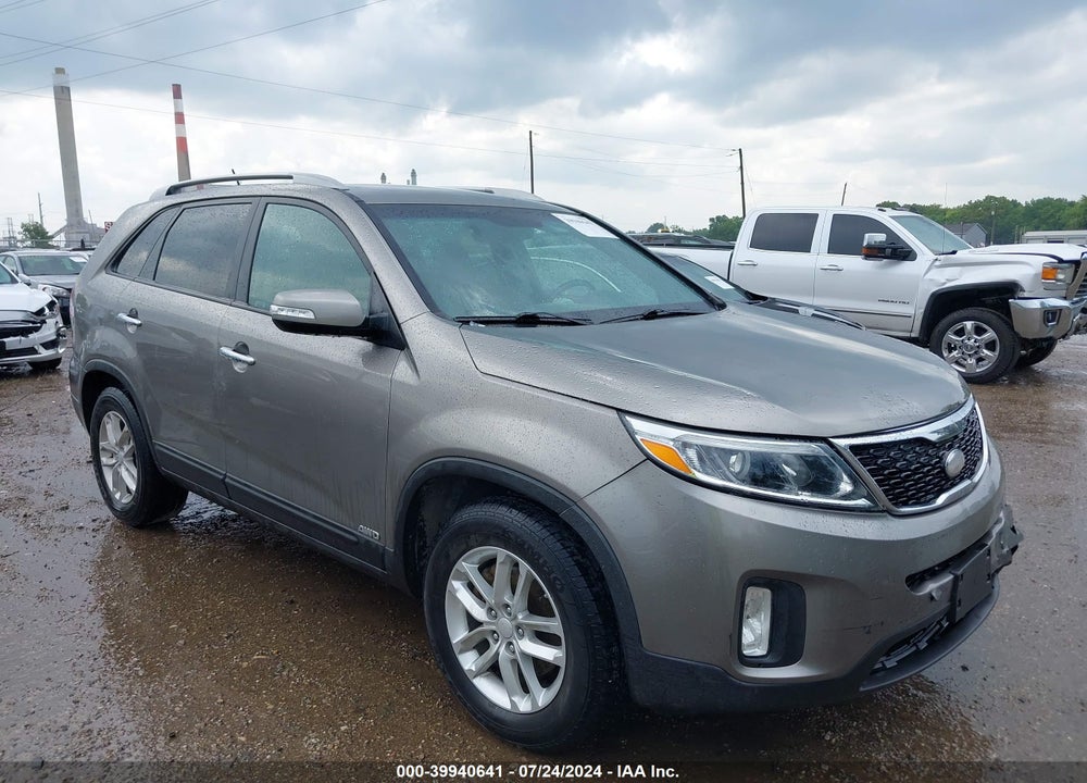 2015 KIA SORENTO LX VIN: 5XYKTCA63FG585969