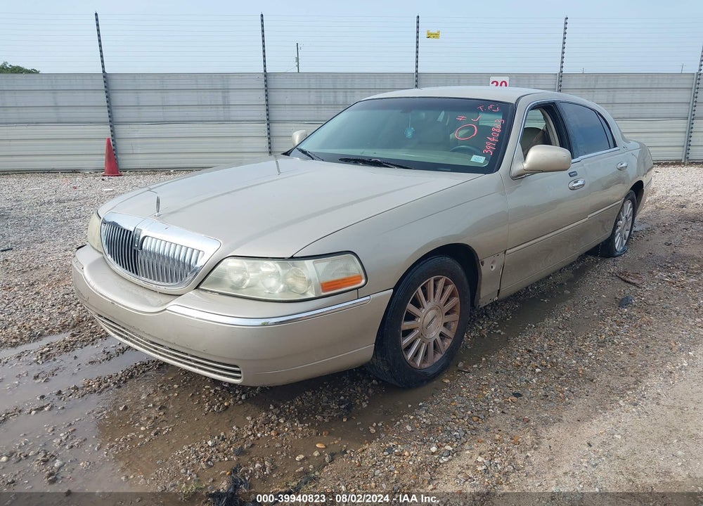 2004 LINCOLN TOWN CAR SIGNATURE VIN: 1LNHM81W74Y659558