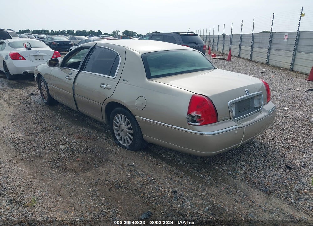 2004 LINCOLN TOWN CAR SIGNATURE VIN: 1LNHM81W74Y659558