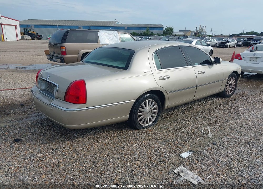 2004 LINCOLN TOWN CAR SIGNATURE VIN: 1LNHM81W74Y659558