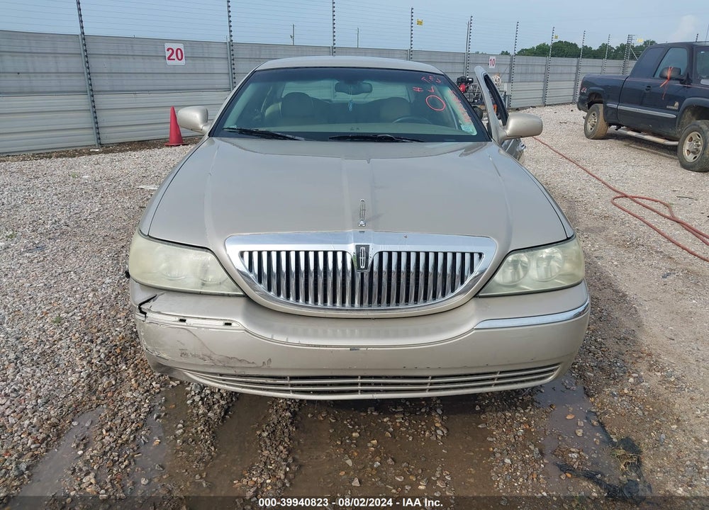 2004 LINCOLN TOWN CAR SIGNATURE VIN: 1LNHM81W74Y659558