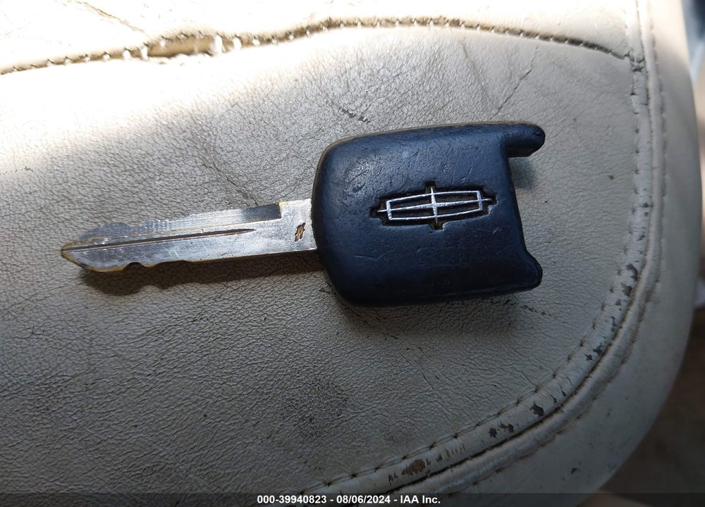 2004 LINCOLN TOWN CAR SIGNATURE VIN: 1LNHM81W74Y659558