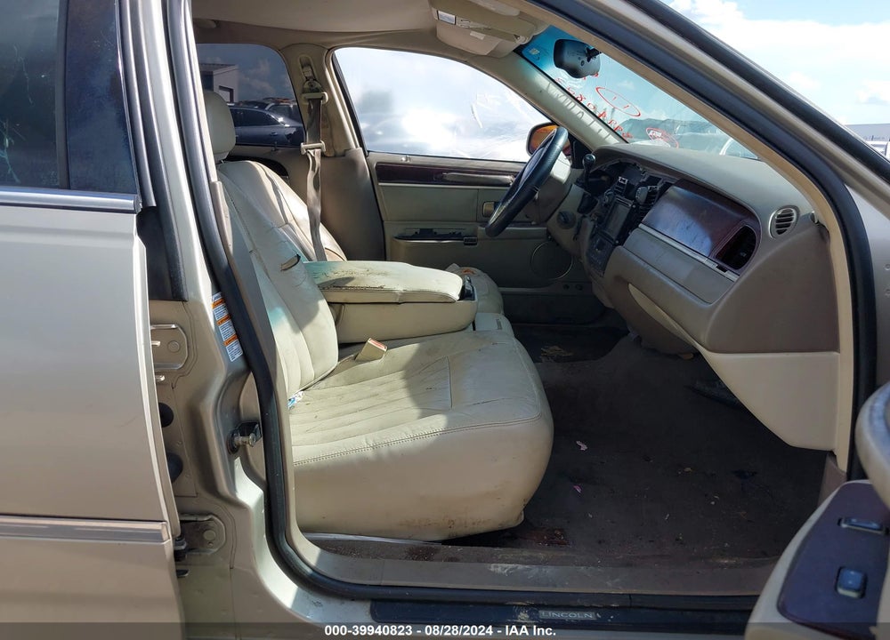 2004 LINCOLN TOWN CAR SIGNATURE VIN: 1LNHM81W74Y659558