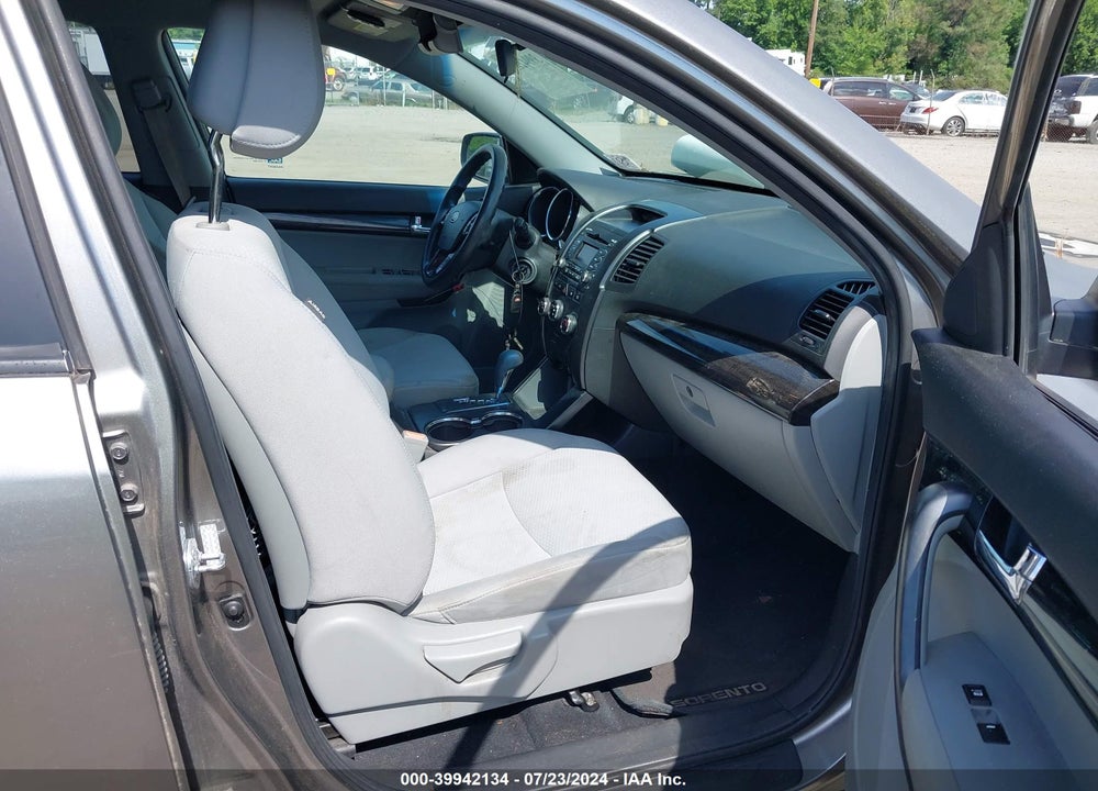 2011 KIA SORENTO LX V6 VIN: 5XYKT4A26BG045349
