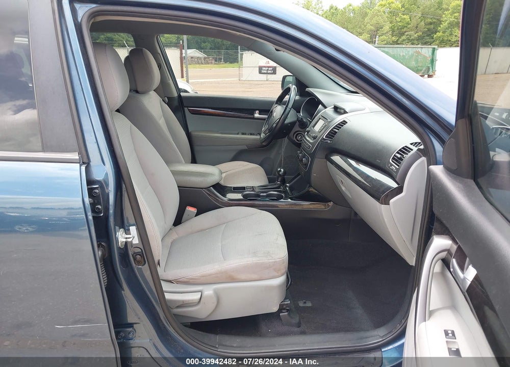 2014 KIA SORENTO LX VIN: 5XYKT4A60EG501594
