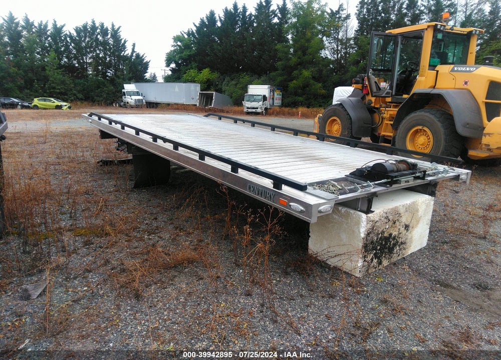 2024 CENTURY 21' CARRIER WITH LIFT ASSEMBLY VIN: XXXXAL12L2D233055