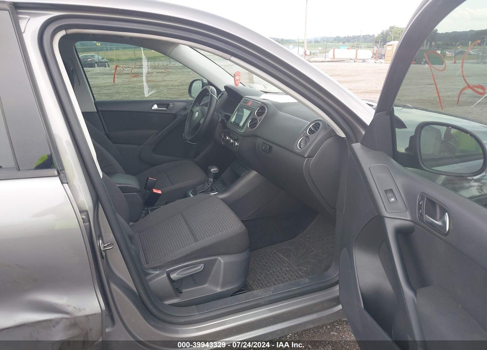 2010 VOLKSWAGEN TIGUAN S VIN: WVGAV7AX0AW518789