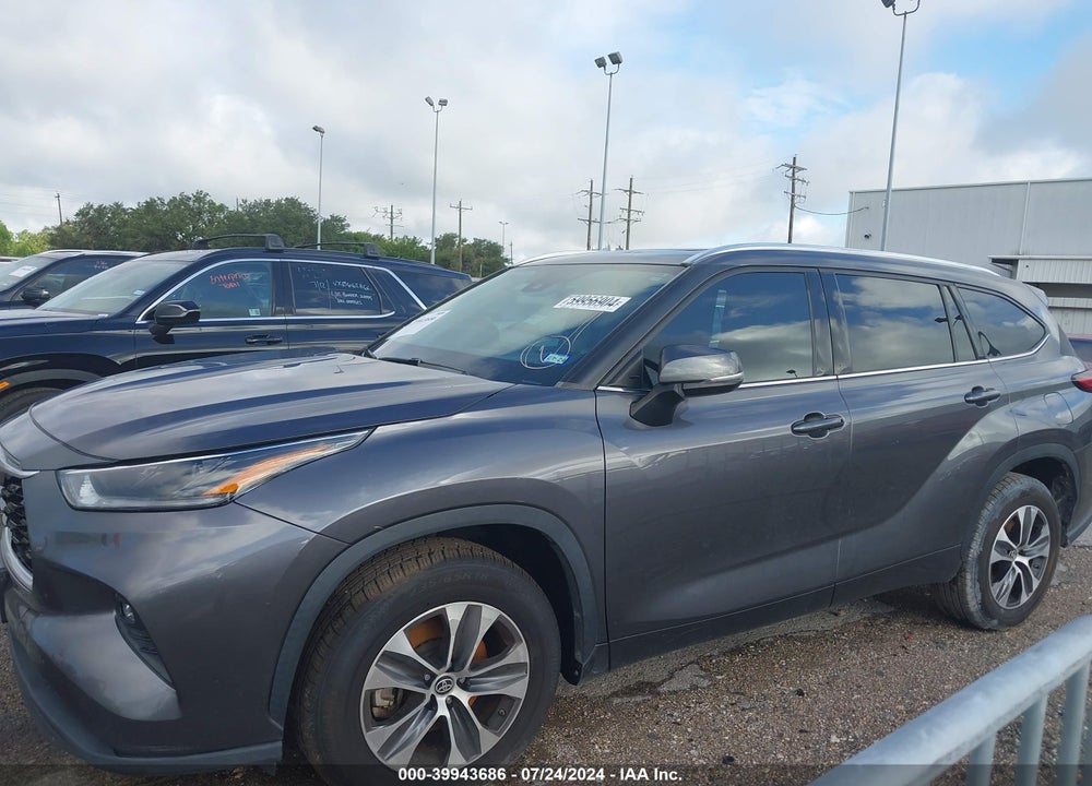 2021 TOYOTA HIGHLANDER XLE VIN: 5TDGZRAH1MS047182
