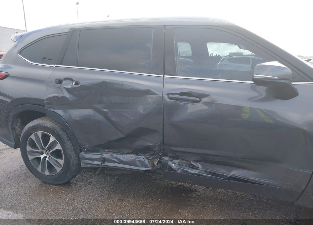 2021 TOYOTA HIGHLANDER XLE VIN: 5TDGZRAH1MS047182