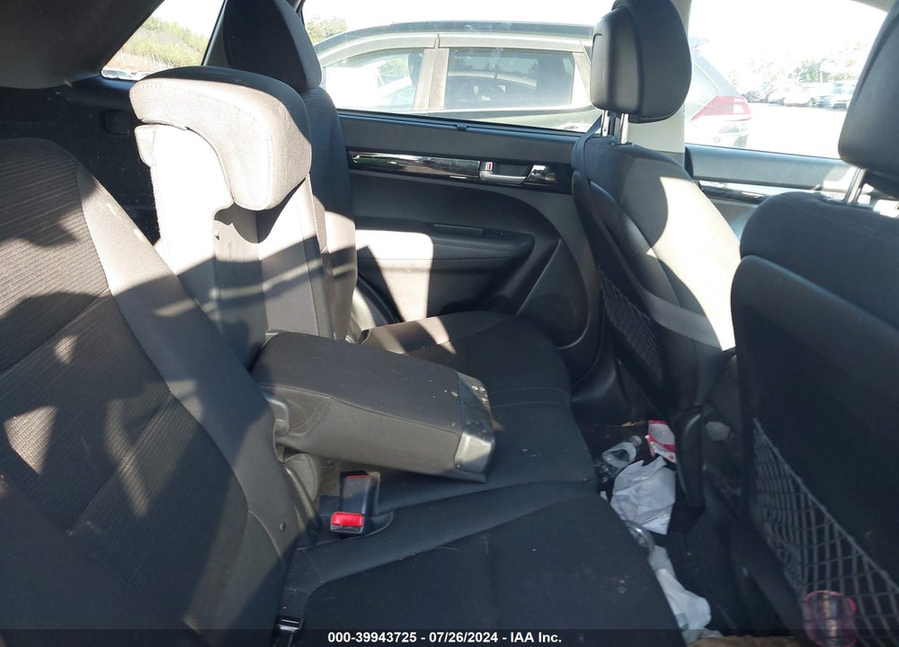 2014 KIA SORENTO LX VIN: 5XYKTCA65EG499643
