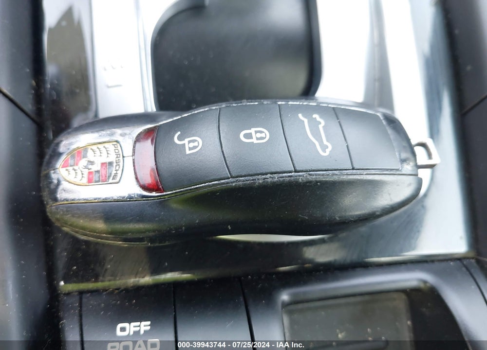 2017 PORSCHE CAYENNE PLATINUM EDITION VIN: WP1AA2A28HKA86914