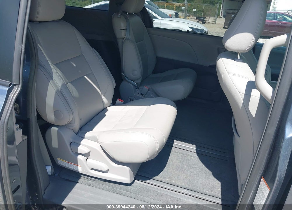 2015 TOYOTA SIENNA XLE 8 PASSENGER VIN: 5TDYK3DC6FS650475
