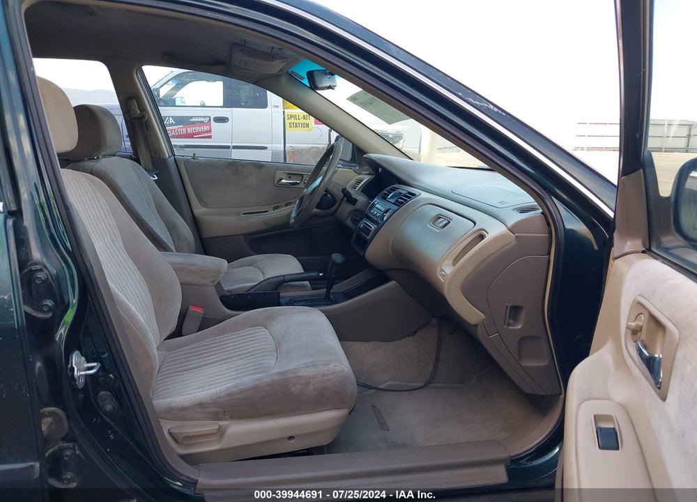 1998 HONDA ACCORD LX VIN: 1HGCG5647WA188259