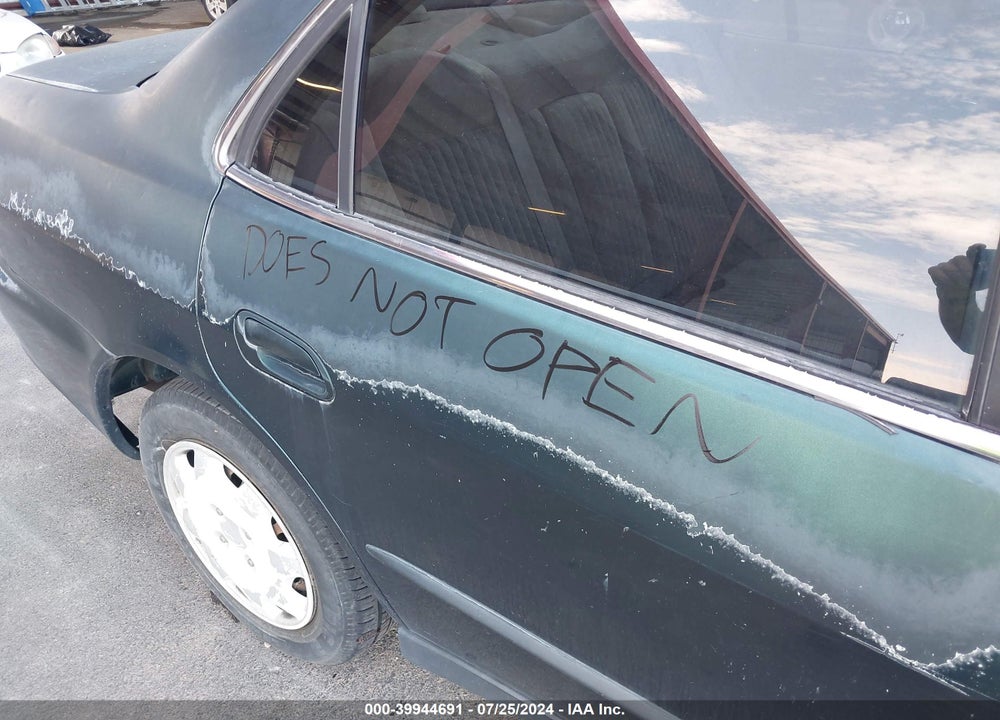 1998 HONDA ACCORD LX VIN: 1HGCG5647WA188259