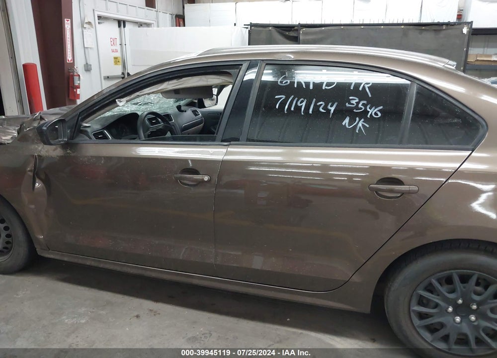 2014 VOLKSWAGEN JETTA 2.0L S VIN: 3VW2K7AJ1EM243546