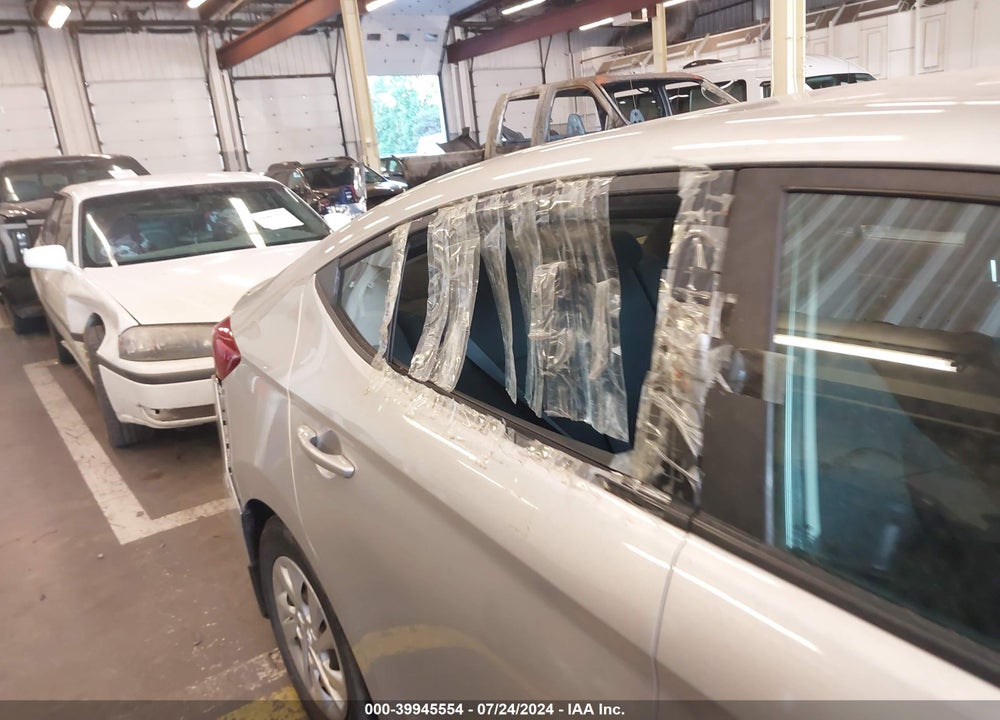 2018 HYUNDAI ELANTRA SE VIN: 5NPD74LF8JH351344