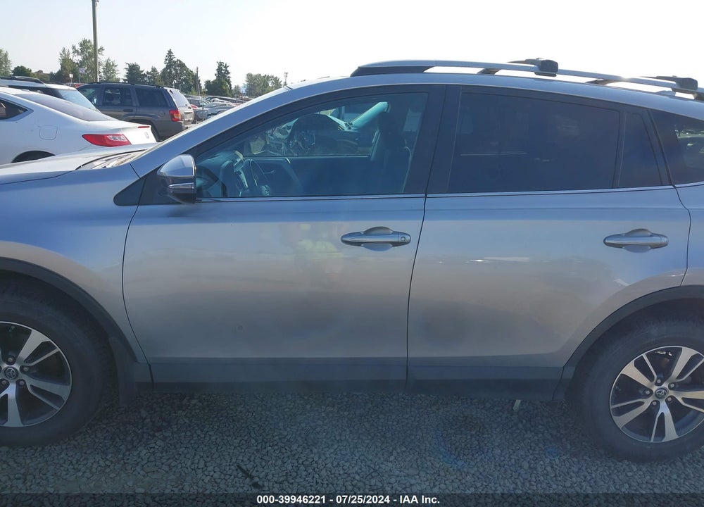2018 TOYOTA RAV4 XLE VIN: 2T3RFREV6JW730300