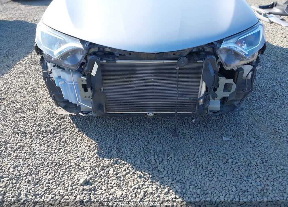 2018 TOYOTA RAV4 XLE VIN: 2T3RFREV6JW730300