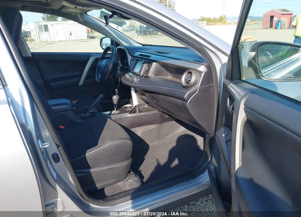 2018 TOYOTA RAV4 XLE VIN: 2T3RFREV6JW730300