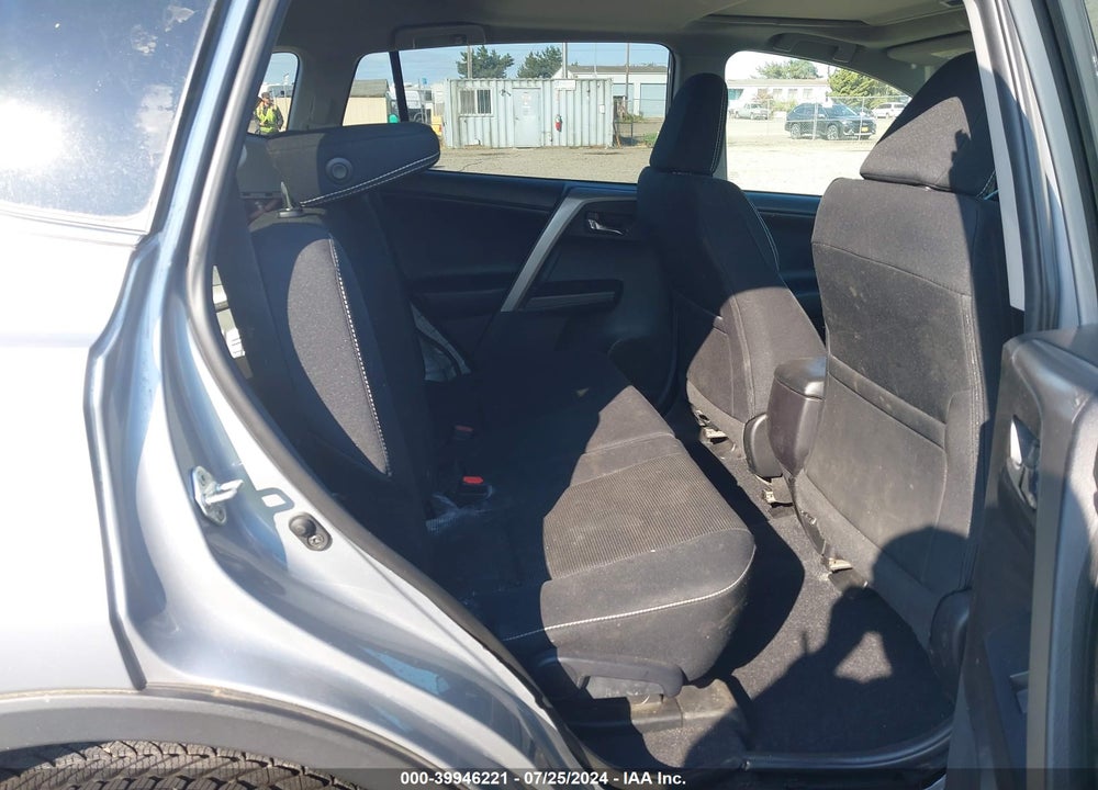 2018 TOYOTA RAV4 XLE VIN: 2T3RFREV6JW730300