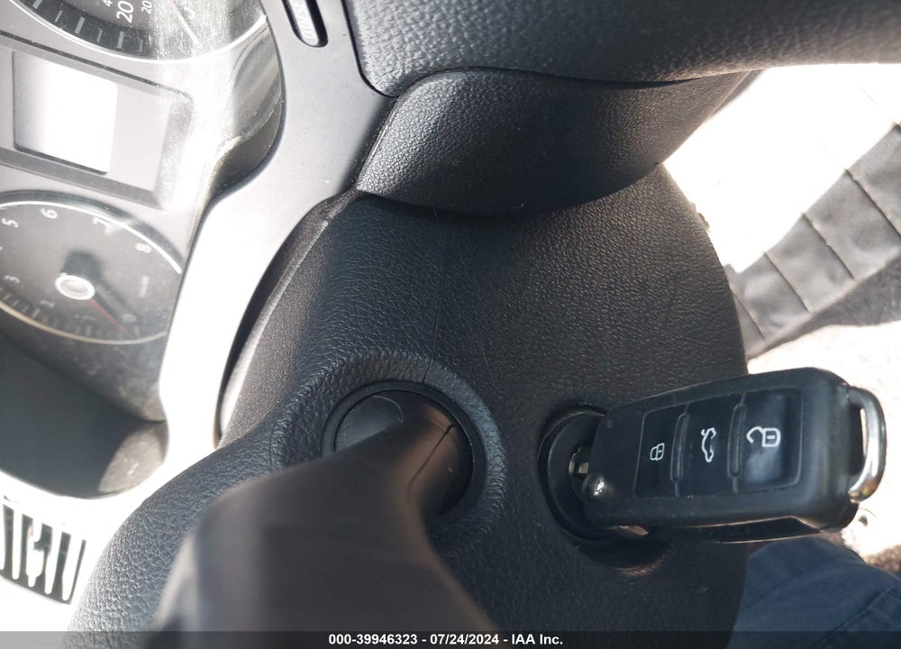 2014 VOLKSWAGEN JETTA 1.8T SE VIN: 3VWD17AJ2EM382015