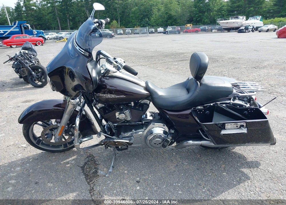 2011 HARLEY-DAVIDSON FLHX VIN: 1HD1KB415BB653880