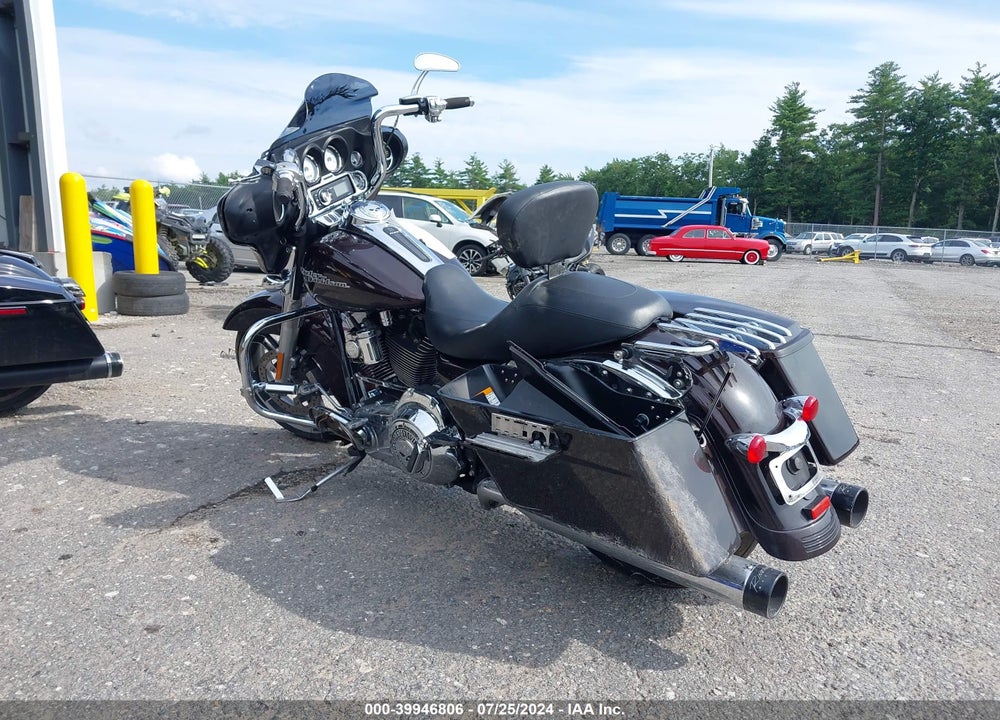 2011 HARLEY-DAVIDSON FLHX VIN: 1HD1KB415BB653880