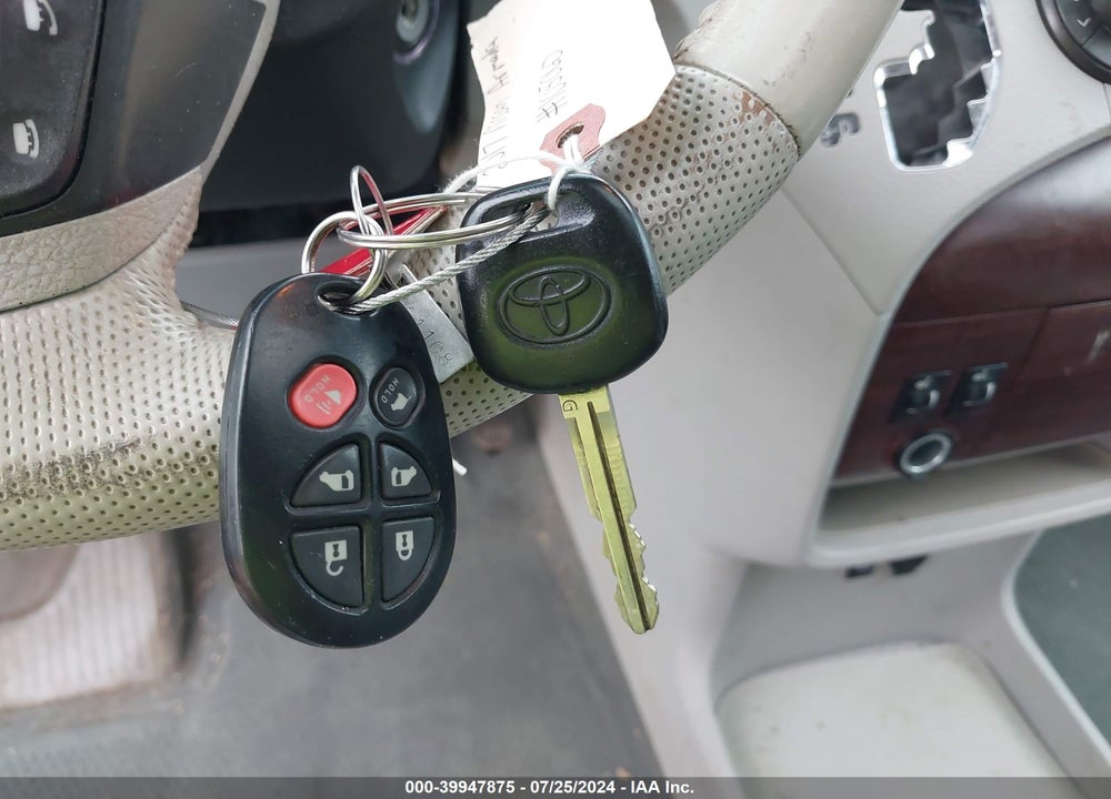 2014 TOYOTA SIENNA XLE V6 8 PASSENGER VIN: 5TDYK3DC4ES418116