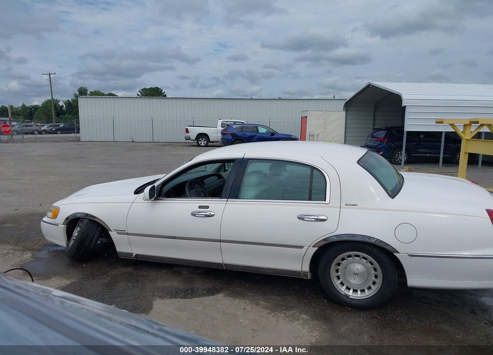 1999 LINCOLN TOWN CAR EXECUTIVE VIN: 1LNHM81W4XY673437