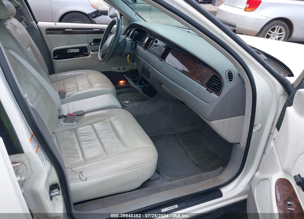 1999 LINCOLN TOWN CAR EXECUTIVE VIN: 1LNHM81W4XY673437