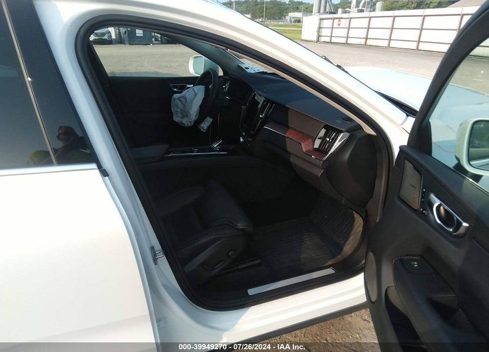 2023 VOLVO XC60 B5 ULTIMATE BRIGHT THEME VIN: YV4L12RA5P1294885